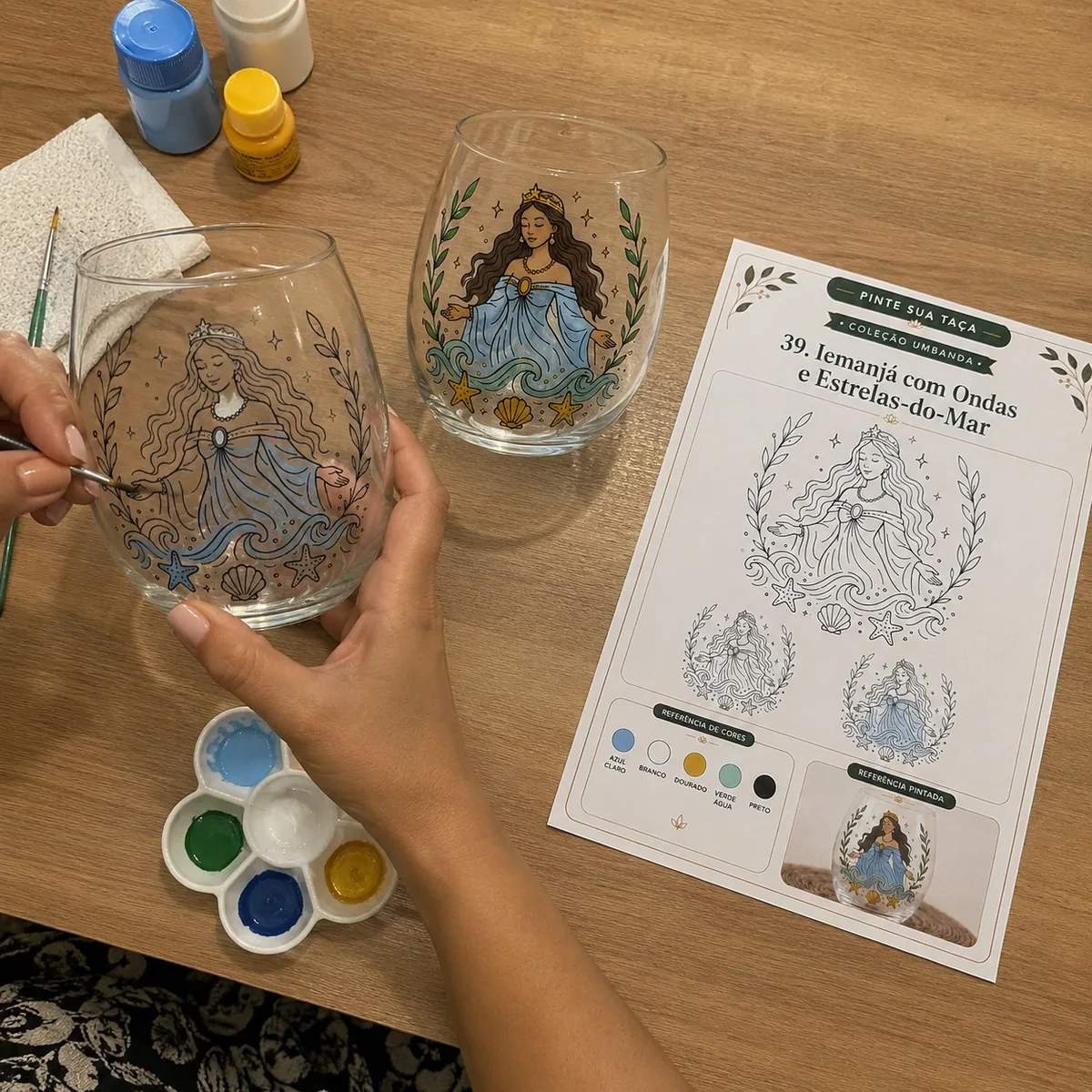 Duas taças de Iemanjá pintadas à mão ao lado da cartela
